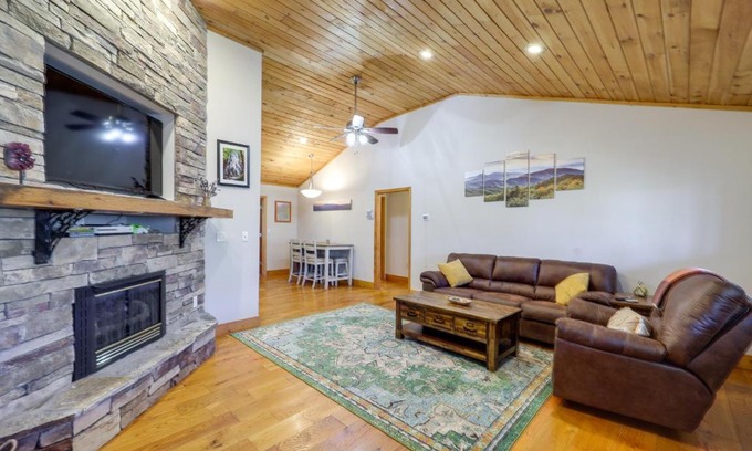 Spruce Pine House | Pet-Friendly Cabin with Fire Pit in Spruce Pine!