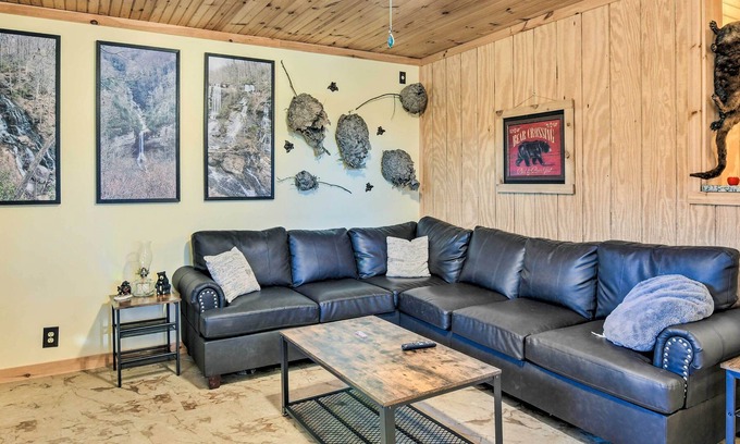 Cleveland Cabin | Pet-Friendly Cleveland Cabin w/ Fire Pit!