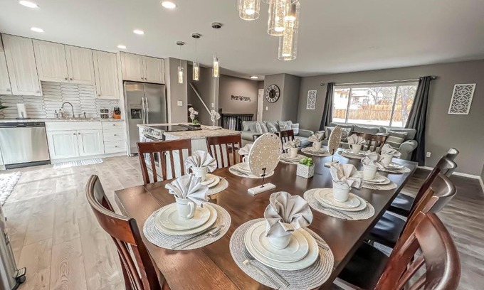 Rustic Hills Villa | Pet Friendly Close to all Attractions. MTN Views!