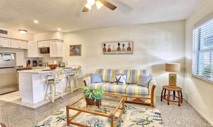 Gulfport Condo | Pet Friendly~ Close to Art Galleries and Beaches