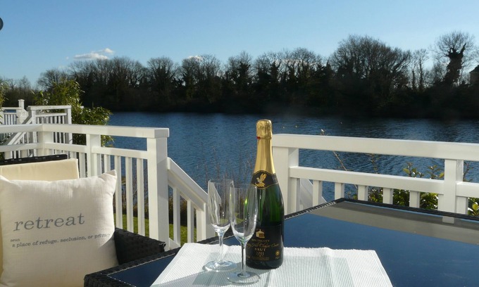 South Cerney House | Pet Friendly Cotswold Lakeside Lodge, 3 Bed/2 bath, free parking