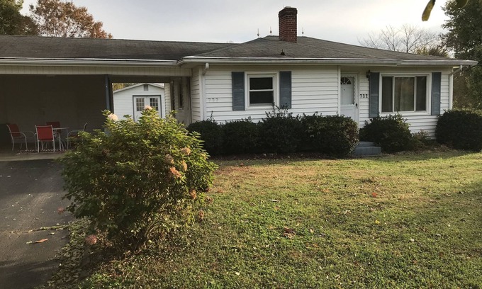 Mount Airy House | PET FRIENDLY Cottage in the Country near MAYBERRY.