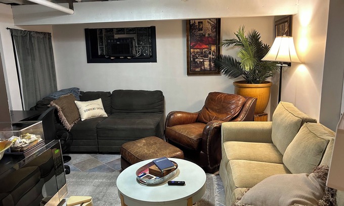 Downers Grove Apartment | Pet Friendly-Cozy 1-bedroom apartment just 6 minutes drive to Morton Arboretum