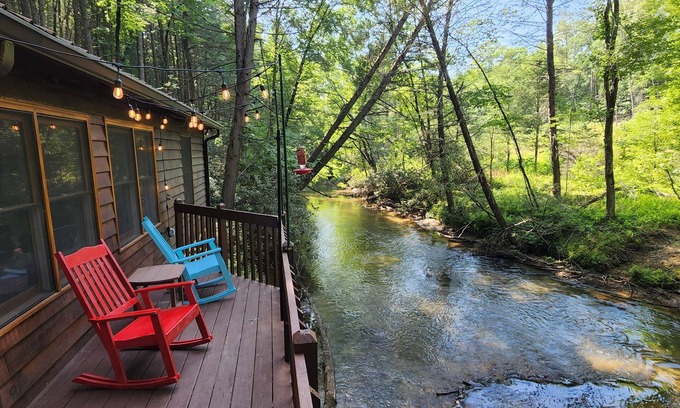Cashes Valley Cabin | Pet Friendly Creekfront Cabin W/King bed/Fireplace/Fitpit