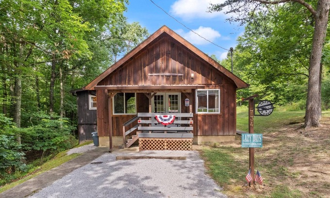 Primrose Cabin | Pet Friendly, Cute Theme Decor, Wi-Fi, Satelite TV, Hot Tub, Gas Grill
