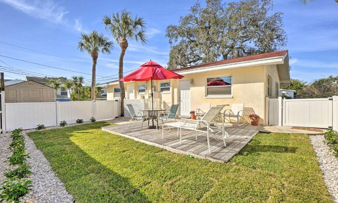 Downtown Dunedin House | Pet-Friendly Dunedin Townhome with Private Yard