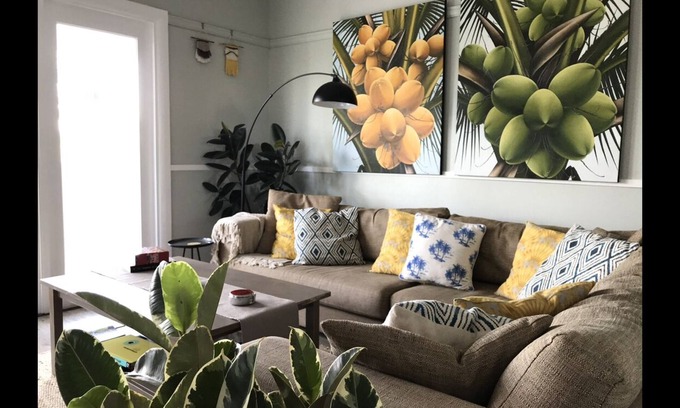 Redcliffe House | Pet Friendly -Easy walk to beach, cafes, restaurants - Free Netflix - Wifi