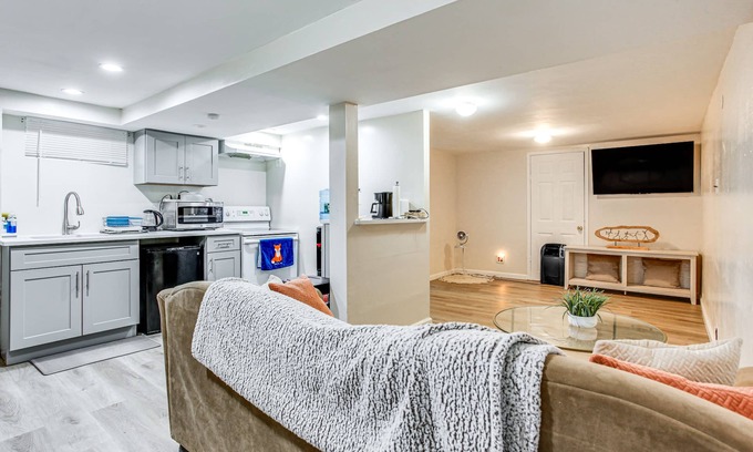 Alden Manor Apartment | Pet-Friendly Elmont Apartment: 17 Mi to NYC!