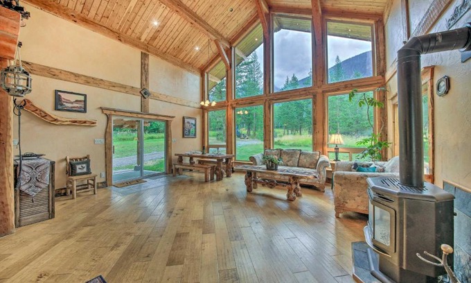 Eureka House | Pet-Friendly Eureka Getaway with Mountain Views