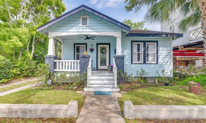 San Jacinto House | Pet-Friendly Galveston Bungalow, 1/2 Mi to Beach!