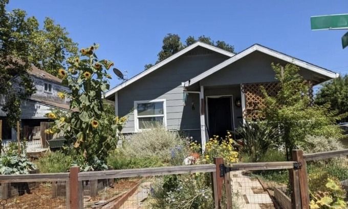 Southeastern Sacramento Apartment | Pet-Friendly Garden Oasis