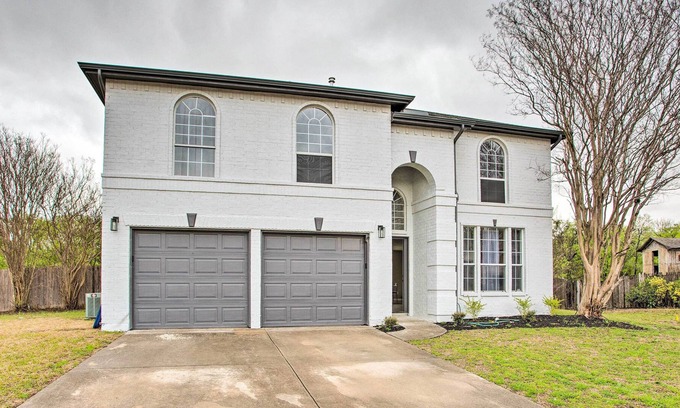 Garland House | Pet-Friendly Garland Vacation Rental w/ Backyard!