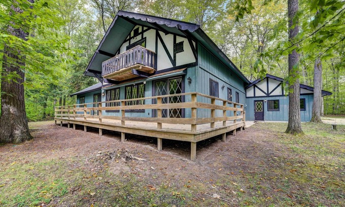 Michaywe House | Pet-Friendly Gem: Hike, Fish & Golf in Gaylord