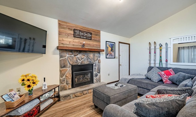 Albrightsville House | Pet friendly Getaway with Hot tub, Big Boulder, Jim Thorpe, Pocono Raceway