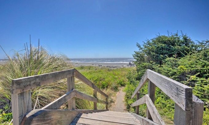 Gold Beach House | Pet-Friendly Gold Beach Townhome Ocean Views