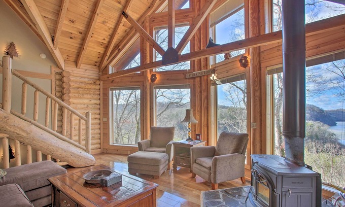 Albany Cabin | Pet-Friendly Highway Log Cabin w/ Lake View!