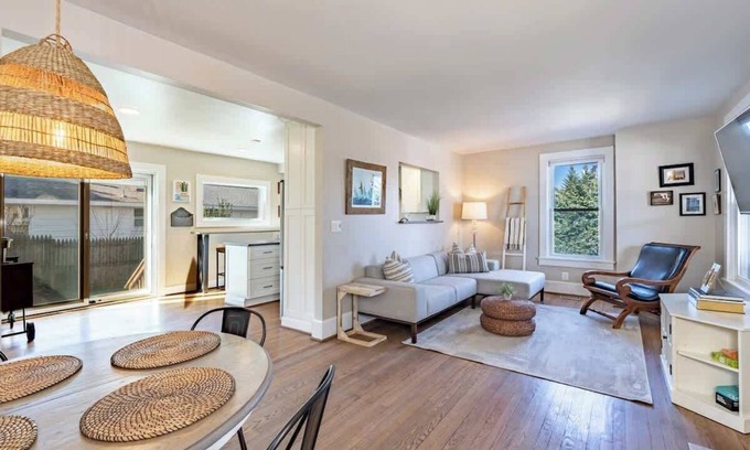 West Annapolis House | Pet-Friendly Home Near USNA Stadium with Parking