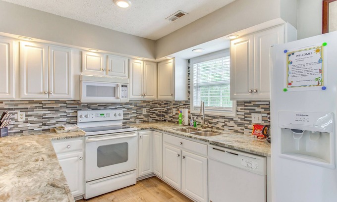 Myrtle Beach House | Pet-Friendly Home w/Fire Pit in Myrtle Beach