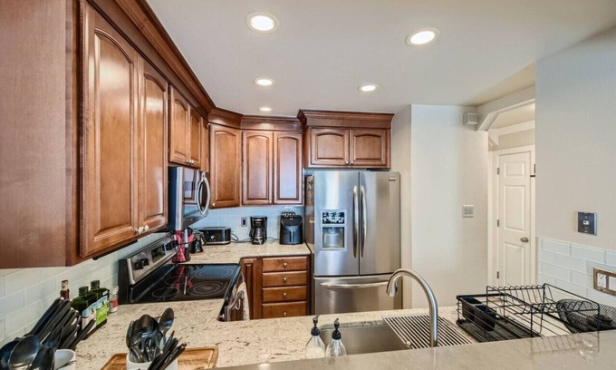 Littleton House | Pet Friendly I Fireplace I King Bed I Littleton