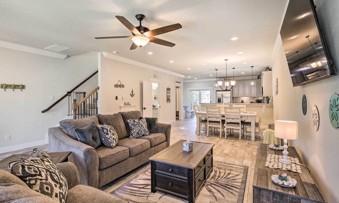 Clear Lake Shores House | Pet-Friendly Kemah Townhouse Near Beach!