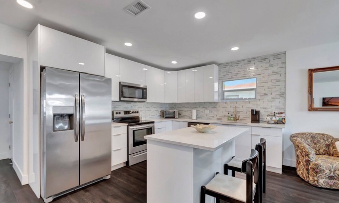 South Palm Park Neighborhood Association House | Pet Friendly Lake Worth Beach Cottage Sleeps 6+ Fenced Yard