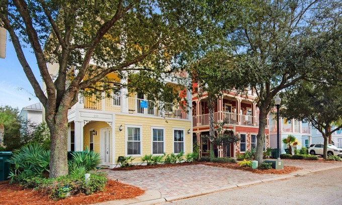 Villages of Crystal Beach House | ⭐Pet Friendly⭐Lagoon Pool-Beach Trolley-2 Kings 👑-5BR Here Comes the Sun