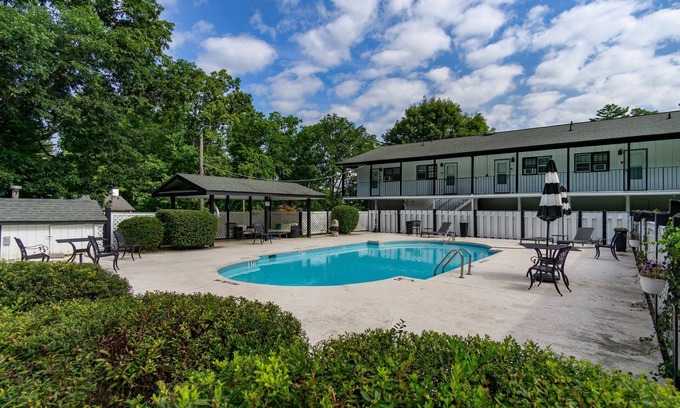 Flat Rock Condo | Pet-Friendly Lakefront Studio – Canoes, Pool, Tennis, and Resort Perks at Historic Mill House Lodge!