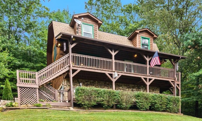 Maple Springs Cabin | Pet-Friendly Log Cabin with Hot Tub & Biltmore Pass | 35 Min to Asheville