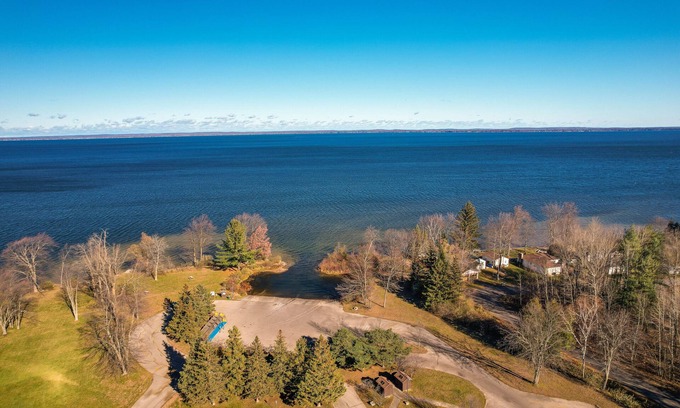 Houghton Lake Cottage | Pet-Friendly Michigan Retreat w/Fire Pit & Yard!