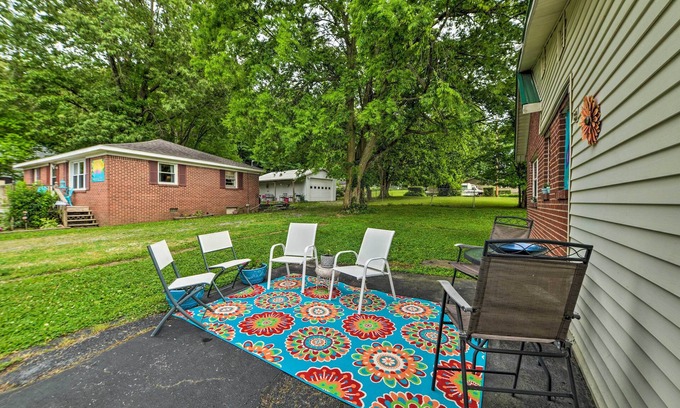 Grand Rivers Apartment | Pet-Friendly Mini Apt w/Patio, Walk to Dtwn!