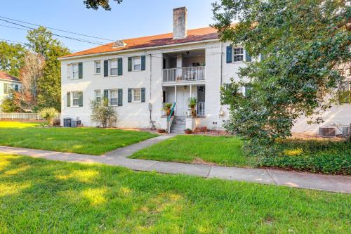 Mobile Apartment | Pet-Friendly Mobile Condo about 4 Mi to Downtown!