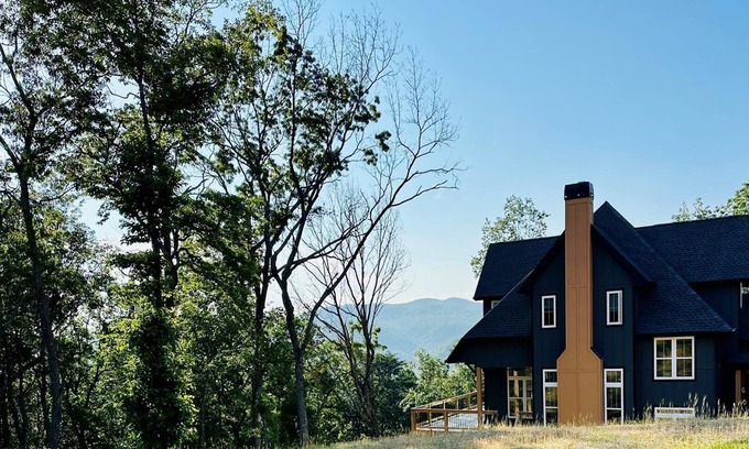 Talking Rock House | Pet friendly Mountaintop – 4-5 bdrms sleeps 12 -18