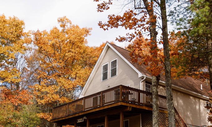 Union Ski Chalet | Pet-Friendly Mountainside Chalet w/ Gas Fireplace, Big Deck, & Sunset Views