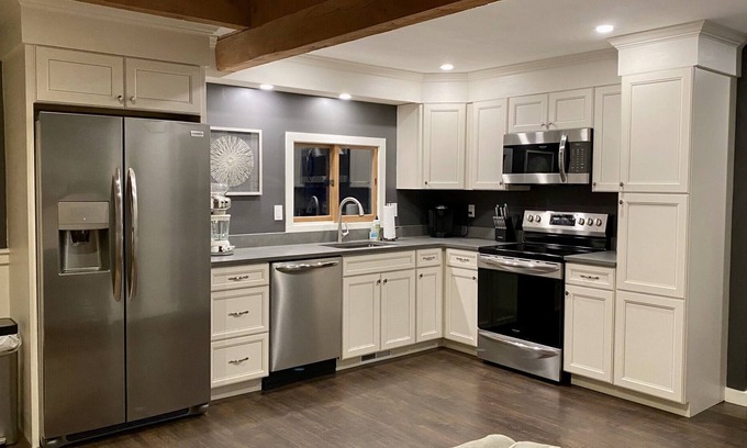 Alpine Village House | Pet friendly Mountain Retreat-Newly remodeled with comfort & cleanliness in mind