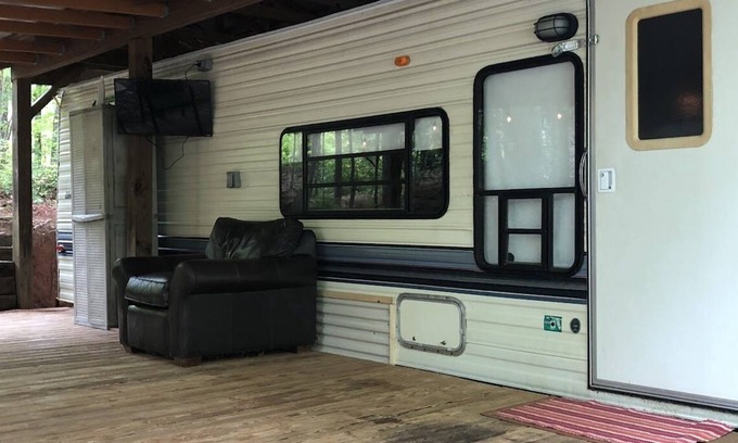 Cleveland House | Pet Friendly Mountain RV with Porch 10 min from Helen