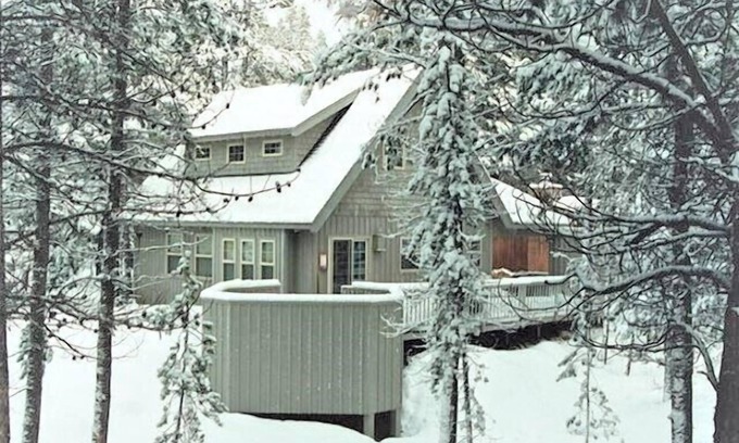 Sunriver House | Pet Friendly, NEW Hot Tub, SHARC PASSES INCLUDED!