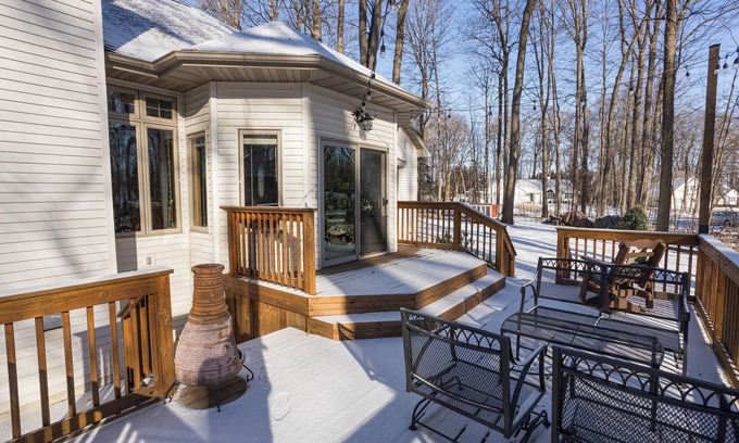 Suamico House | Pet Friendly NFL Draft Rental - sleeps 6