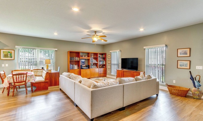 Warrington House | Pet-Friendly Pensacola Home ~ 2 Mi to Bruce Beach!