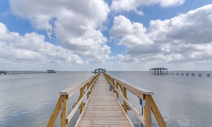 Lakeview Jefferson County House | Pet-Friendly Port Arthur Retreat w/Fishing Pier!