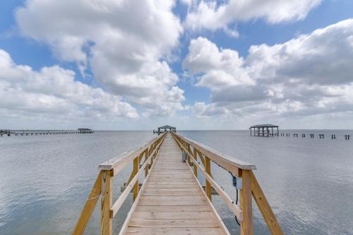 Lakeview Jefferson County House | Pet-Friendly Port Arthur Retreat with Fishing Pier!
