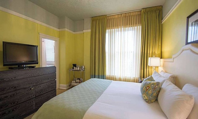 Goose Hollow Hotel | Pet-friendly Property! 2 Comfortable Units, Mini-golf Course, Pop- Up Cinema!