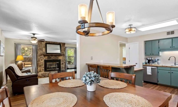 Cary House | Pet Friendly Relaxing Retreat Walk to DT|King Bed