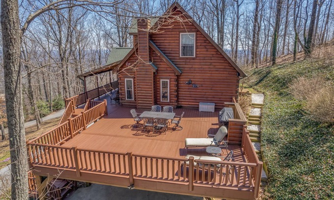 Lynn House | Pet-Friendly Retreat in Comfortable 4BR Bears Den