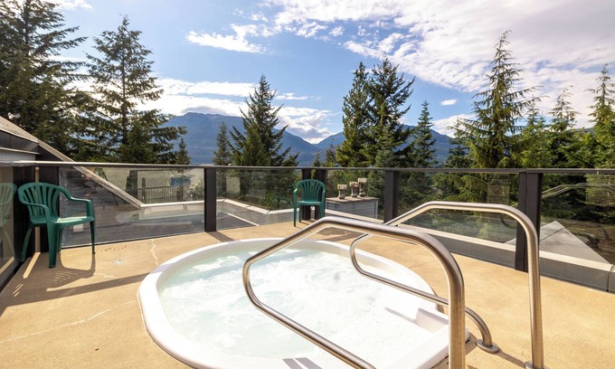 Upper Village Apartment | Pet-Friendly Rooftop Hot Tub 15 Min Walk to Centre Free Parking & Shuttle