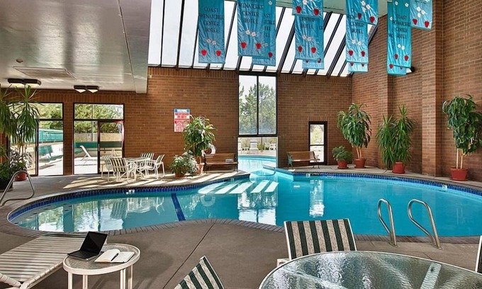 Wenatchee House | Pet-Friendly Room Near Downtown! Indoor Pool, Free Breakfast & Parking!
