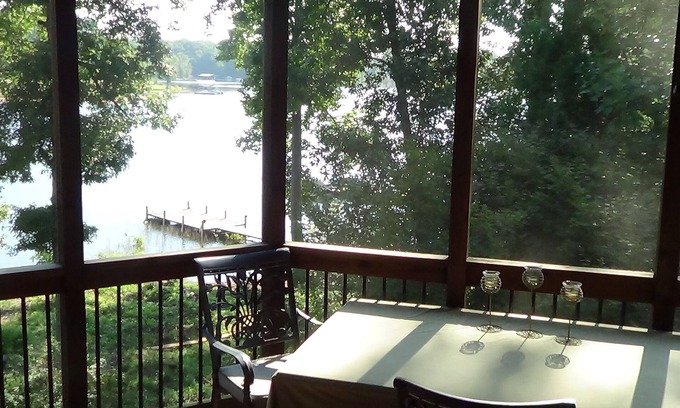 Townville House | Pet Friendly, Rustic LakeFront Home, 4 kayaks, Pontoon rental, free WiFi, Floats