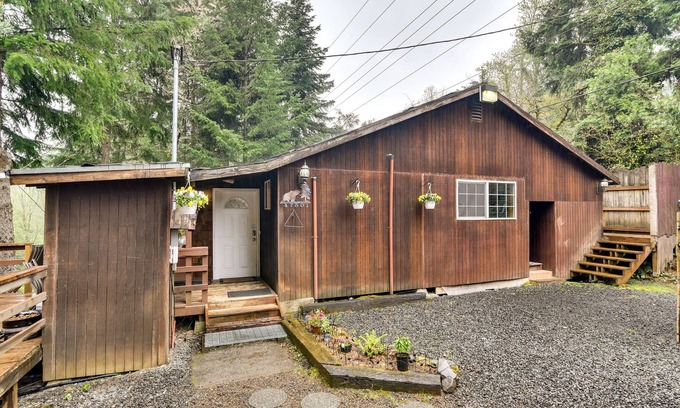 Sandy Cabin | Pet-Friendly Sandy Cabin w/ Spacious Fire Pit!