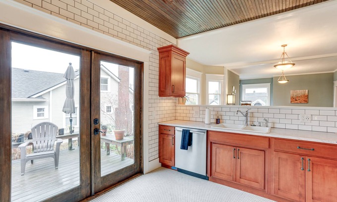 Phinney Ridge House | Pet-Friendly Seattle Home ~ 6 Mi to Downtown!