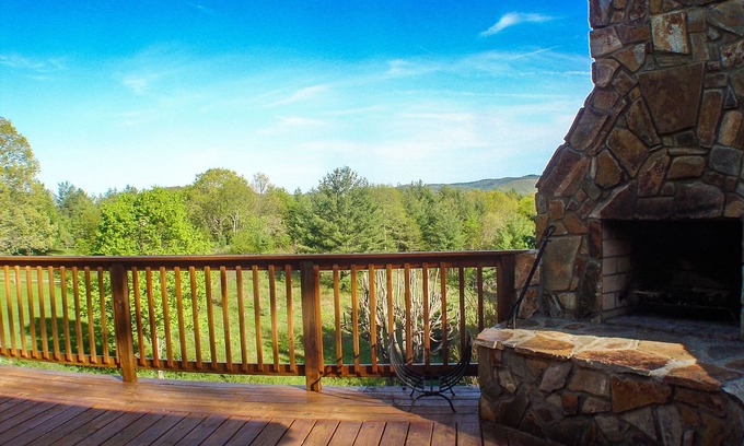 West Jefferson Cabin | Pet-Friendly Sept Retreat - Bring the Whole Family to Cabin Fever!