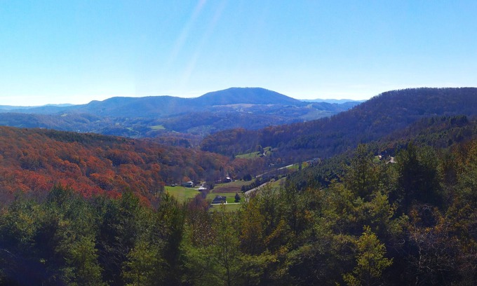 West Jefferson Cabin | Pet-Friendly Sept Retreat - Bring the Whole Family to Absolute High!